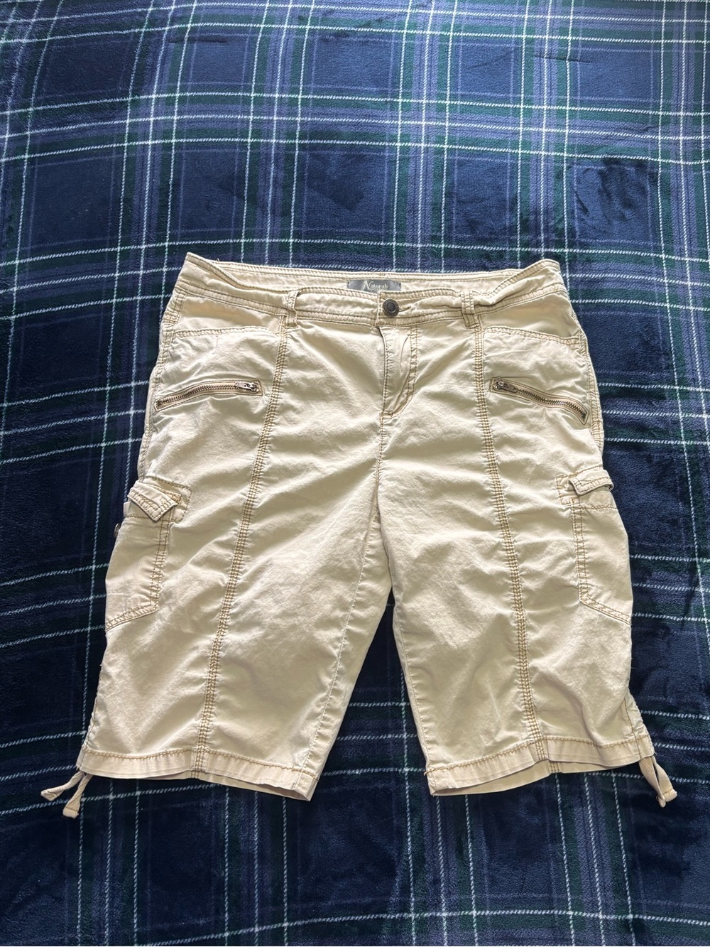 Y2K 20000s cream cargo shorts with zipper pockets&detailed stitching. Size 8.